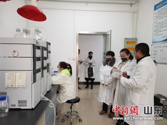 山東審計(jì)人員跟蹤財(cái)政資金投入使用情況。李詠梅 攝