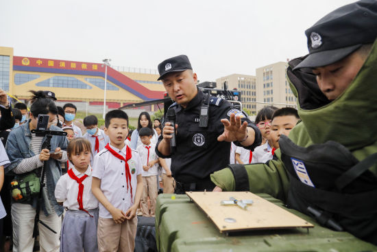 推進主題教育 展現(xiàn)鐵軍風采 零距離體驗硬核與“警”彩