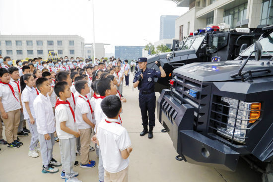 推進主題教育 展現(xiàn)鐵軍風采 零距離體驗硬核與“警”彩