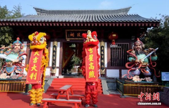 2��10������(j��)������?zh��)����@�ح�������{����������ף������(d��ng)��������ͥ�۸�����{���顱�������ح������Ļ����λ��(d��ng)��ɽ�|��(j��)������?zh��)����@��Ļ������������ǰ��(l��i)���ح�����������{����������ӛ�� ���� �z